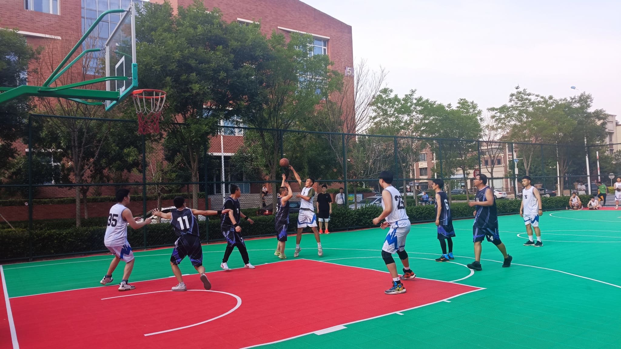 男子篮球大篮圆满结束——市场部获得冠军